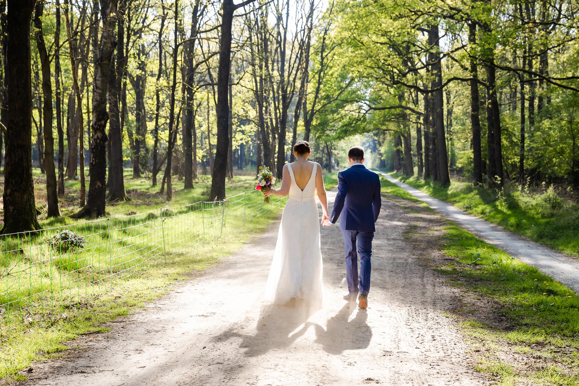 Het bruidspaar tijdens de bruiloft van Bruiloft in Friesland