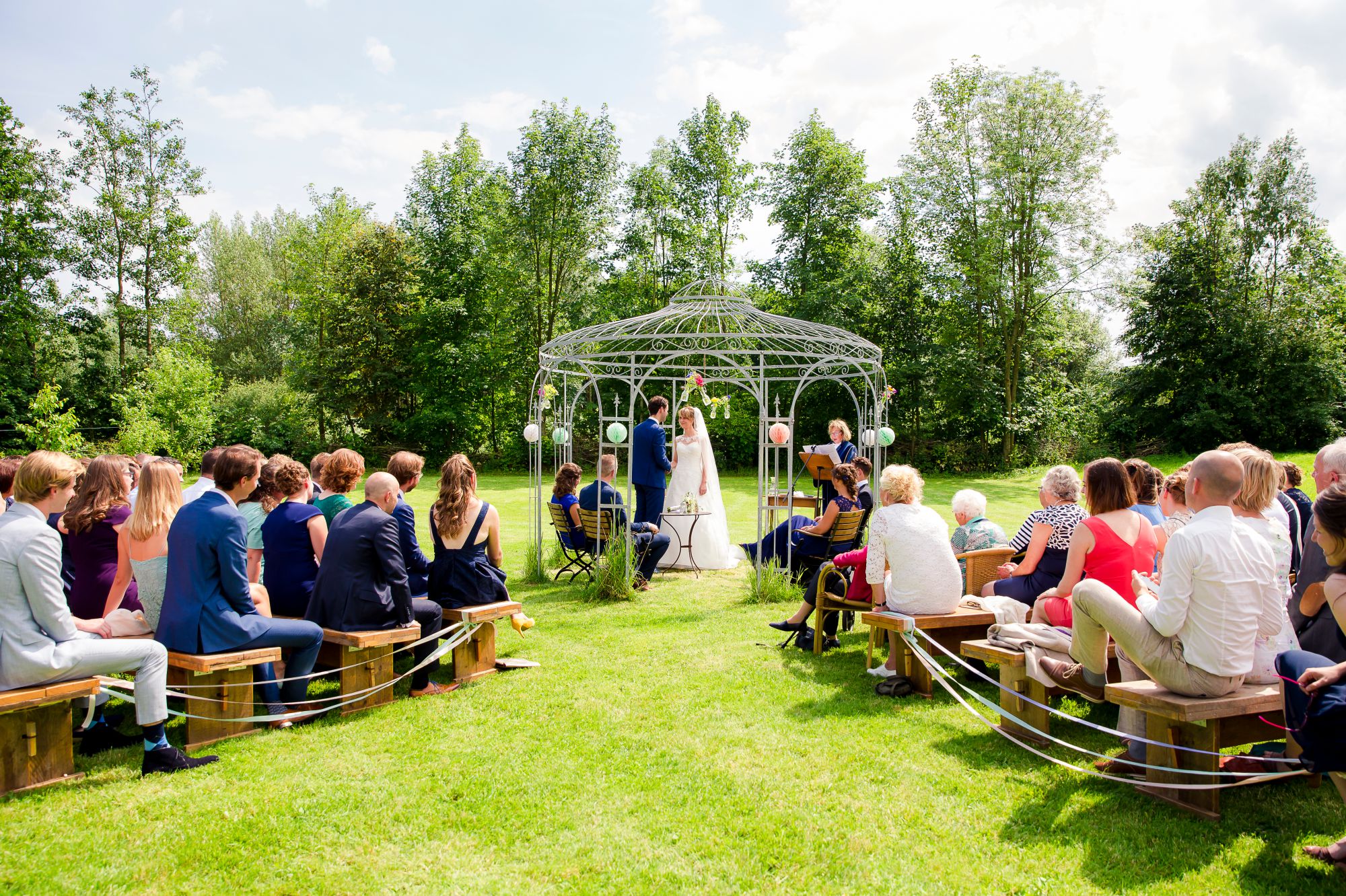 Gasten tijdens het feest van Bruiloft bij Landgoed Rietland