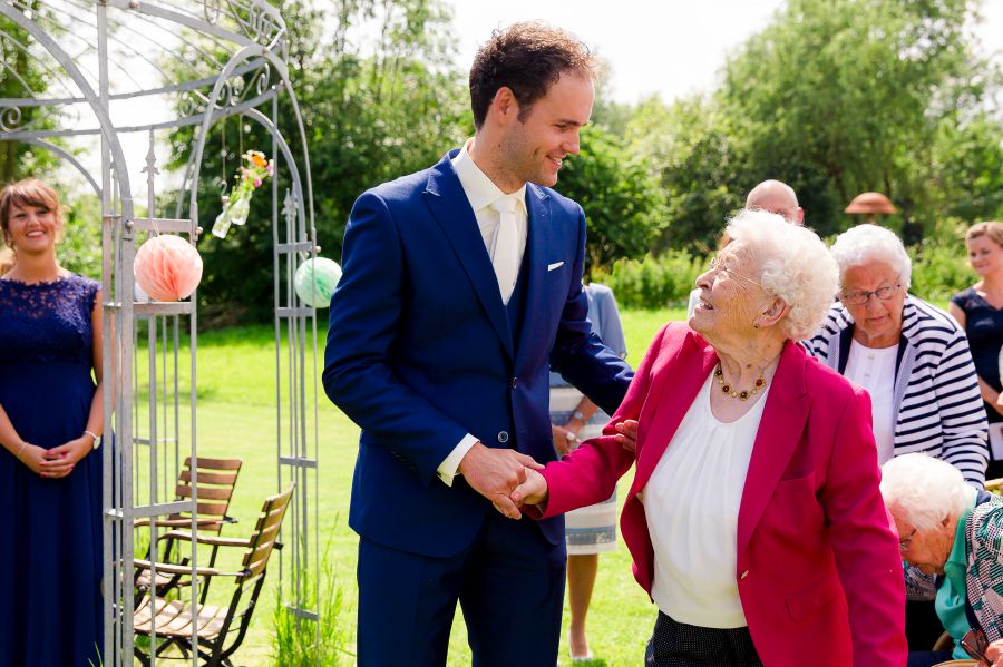 Bruidegom begroet oma tijdens een tuinceremonie bij Zwolle