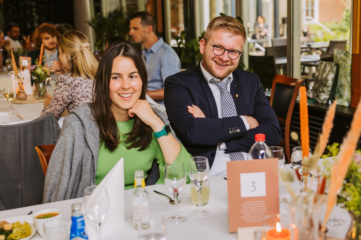 Gasten tijdens het feest van Bruiloft in Friesland