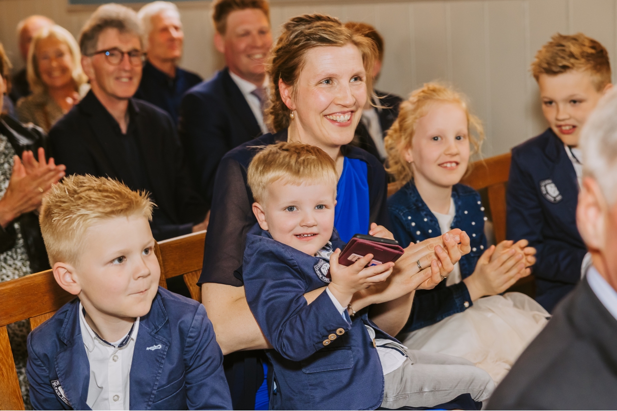 Felicitaties van familie en dorpsgenoten in de kerk