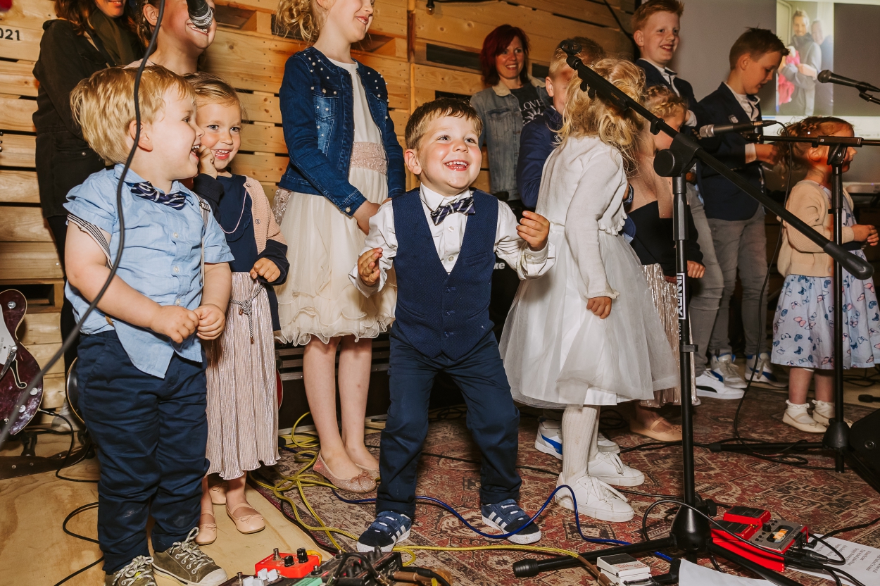 De kinderen van het dorp treden op tijdens het feest