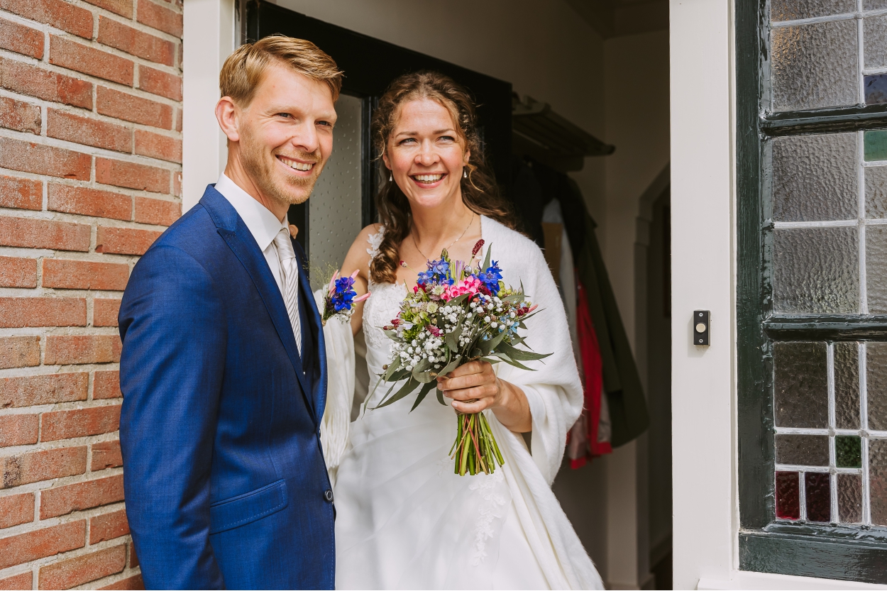 Marije en Sietse stappen samen naar buiten