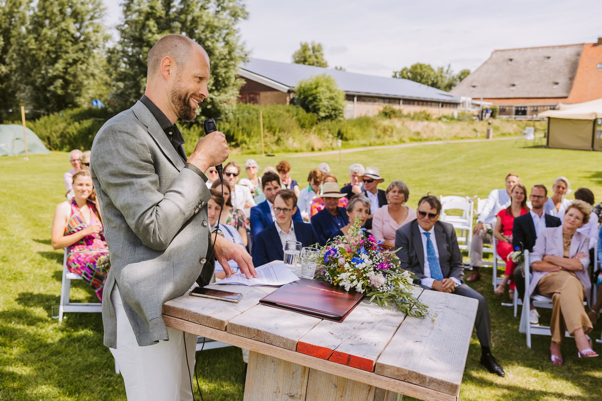 Gasten tijdens het feest van Bruiloft in Friesland