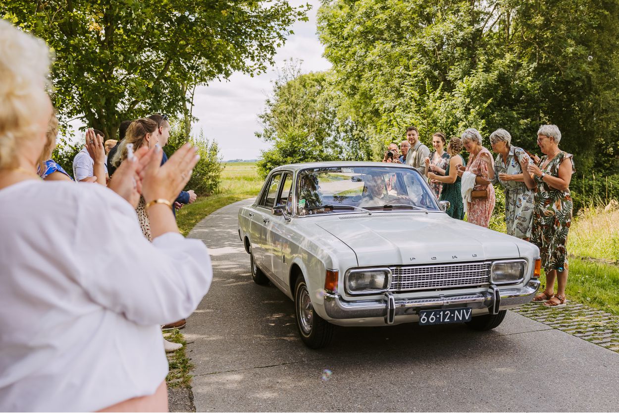 Gasten tijdens het feest van Boerderijbruiloft
