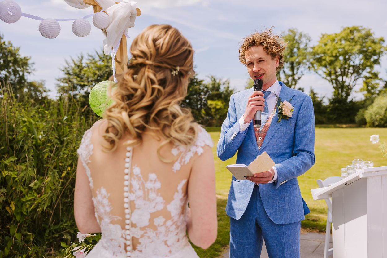 Jelmer spreekt zijn gelofte uit tijdens de ceremonie