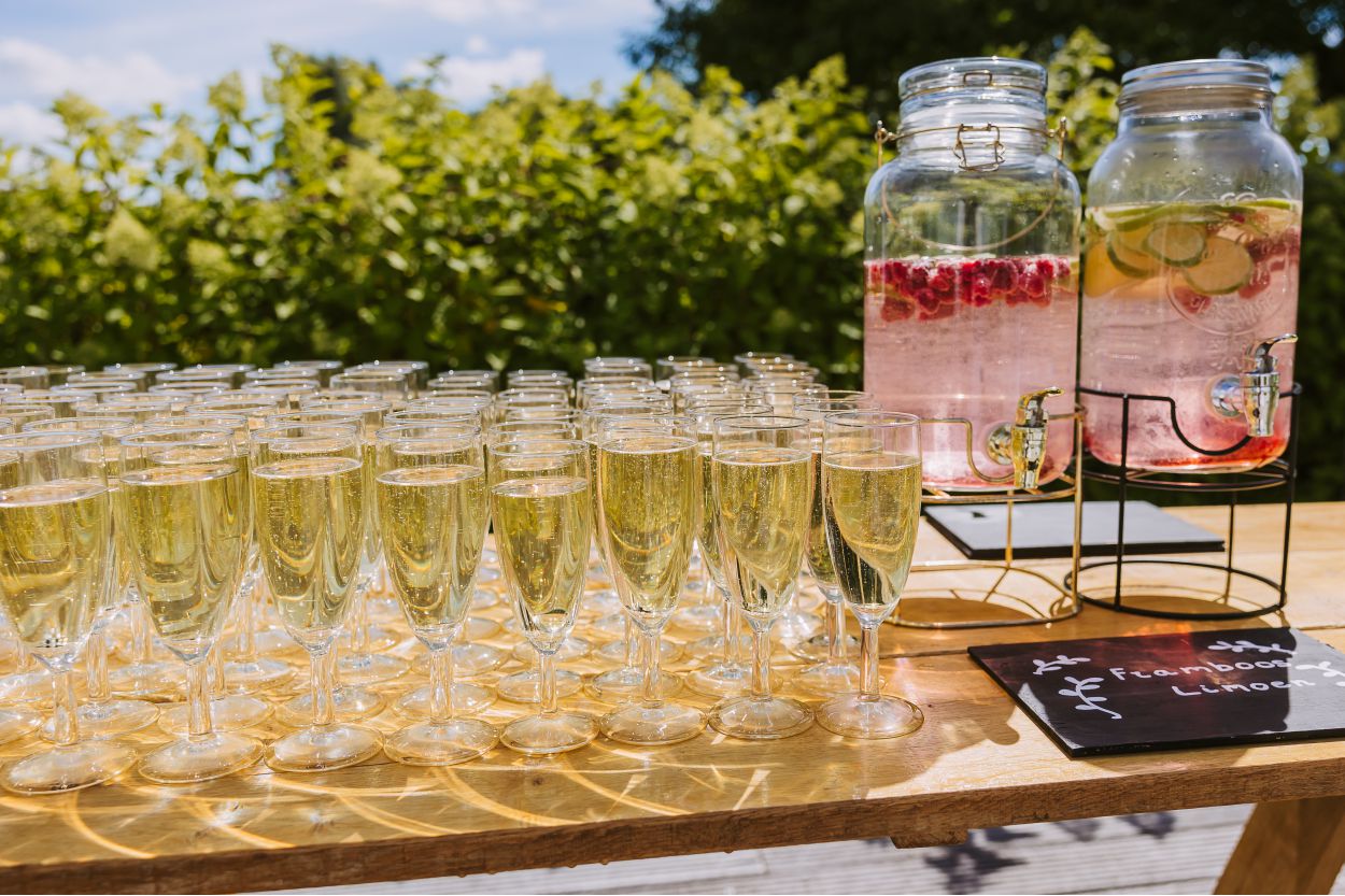 Champagneglazen klaar voor de toost in de tuin