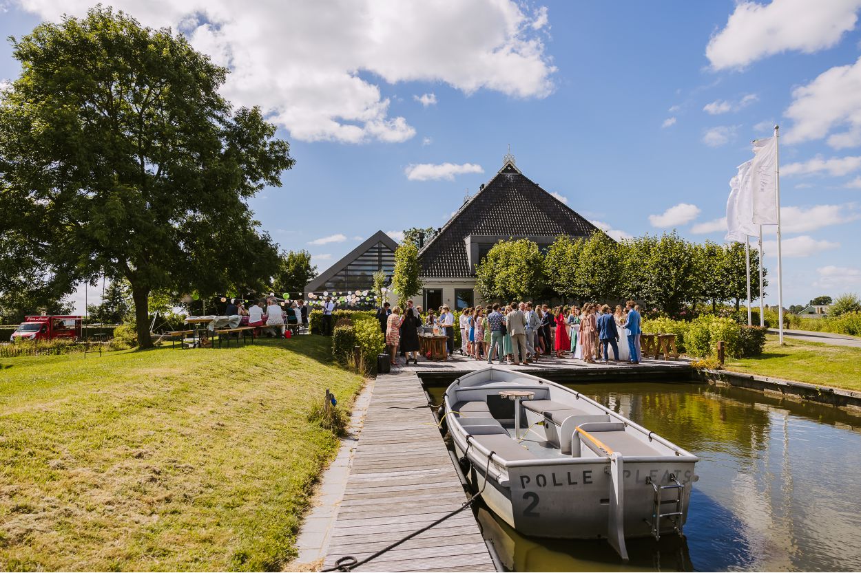 Trouwlocatie aan het water in het gouden avondlicht