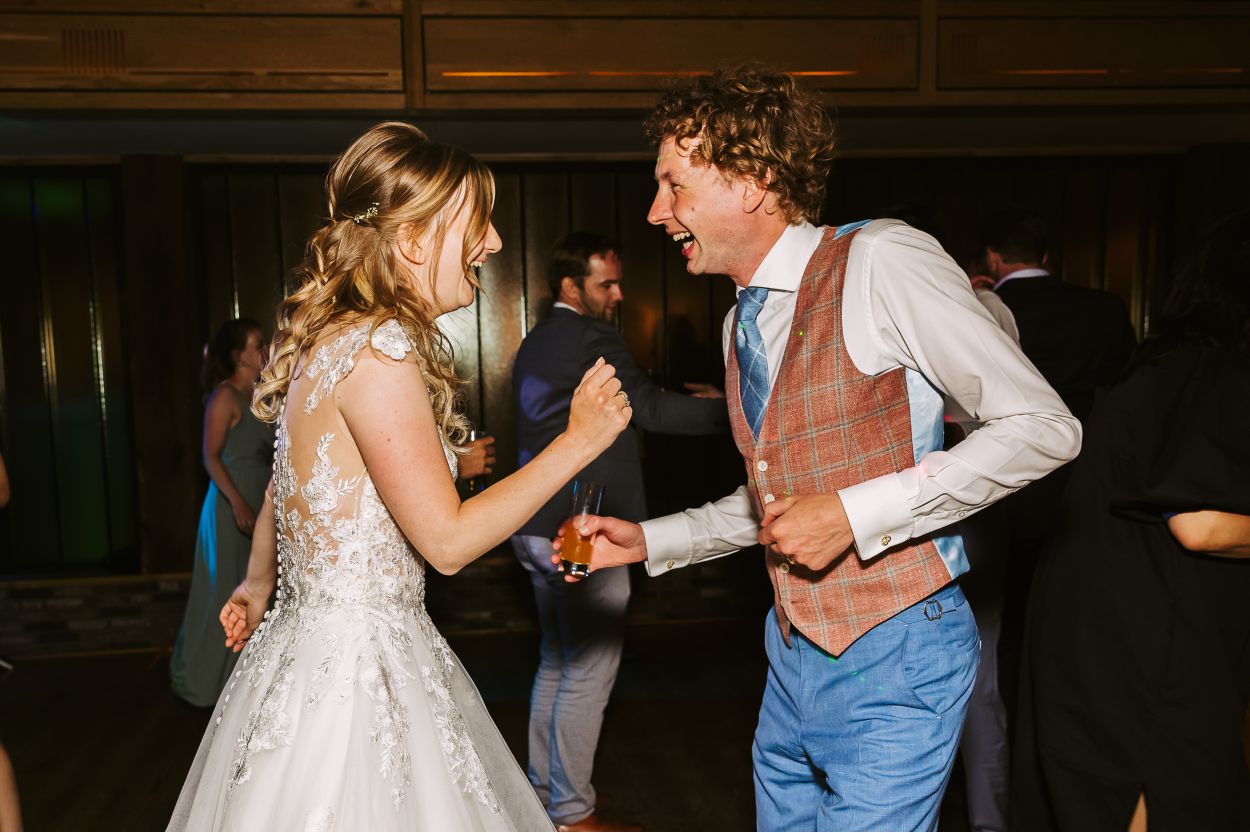 Anna en Jelmer tijdens de openingsdans
