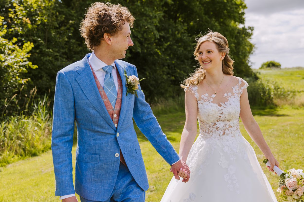 Anna en Jelmer lopen hand in hand door de tuin