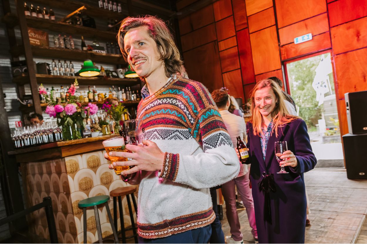 Borrel aan de bar van het industriepand