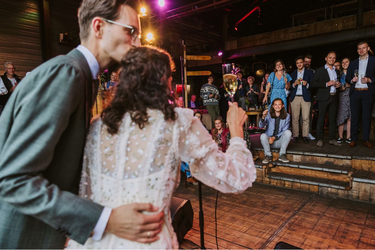 Bruidspaar tijdens de openingsdans