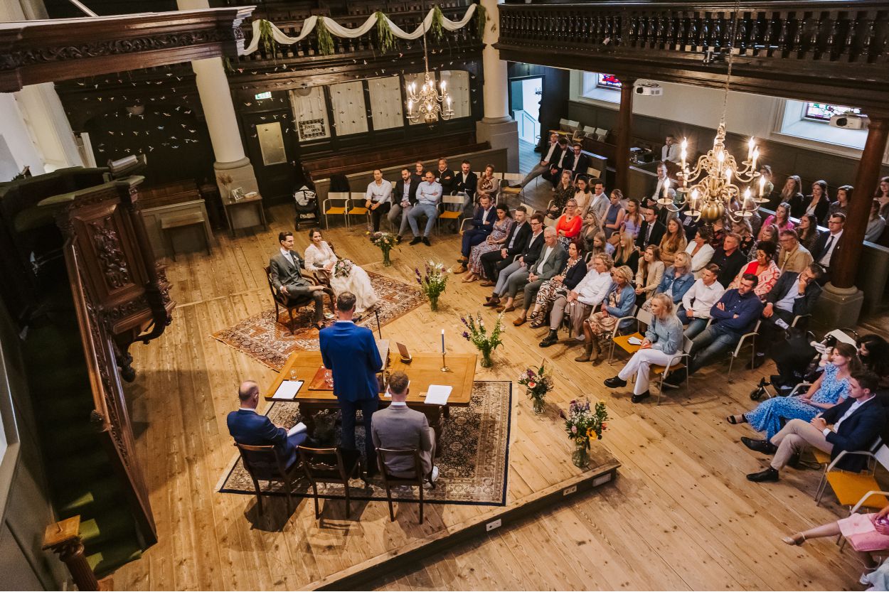 De ceremoniezaal in het oude industriepand, gezien van bovenaf