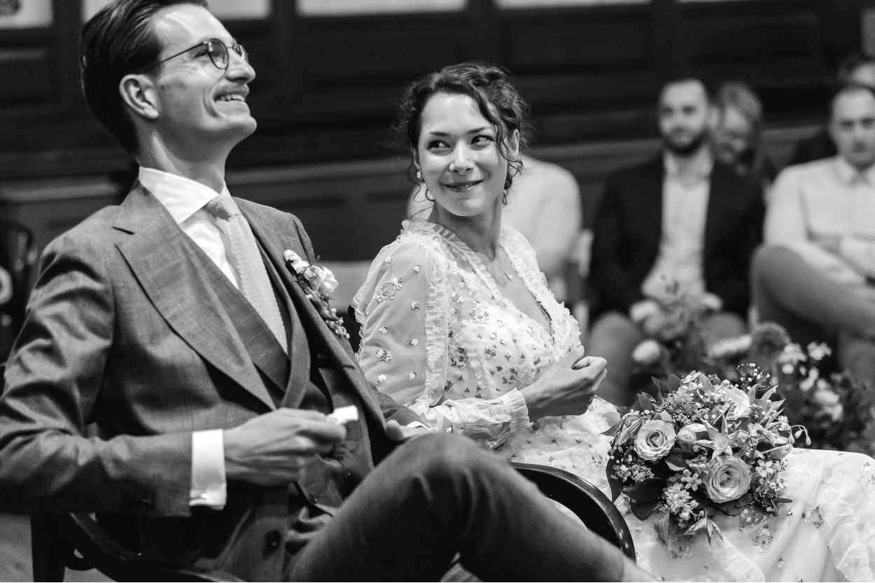 Bruidspaar tijdens de ceremonie in de stad Groningen