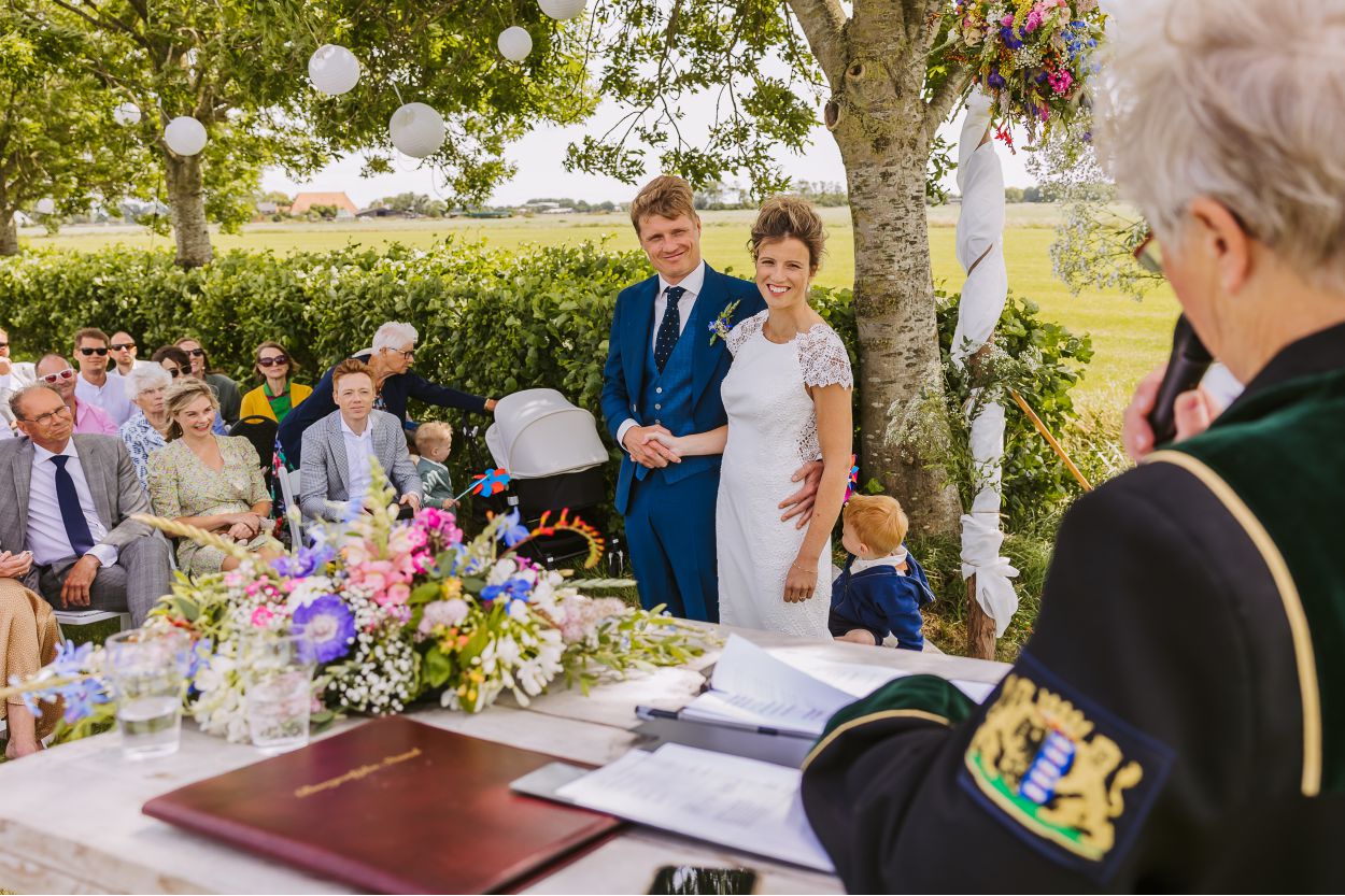 Bruidspaar tijdens de ceremonie bij Sneek
