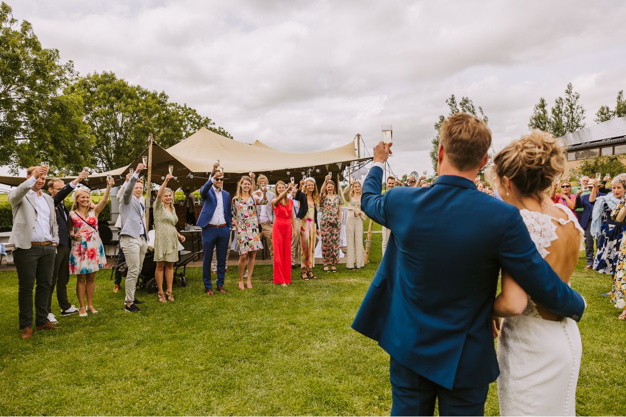 Feestelijk moment tijdens een bruiloft bij Sneek