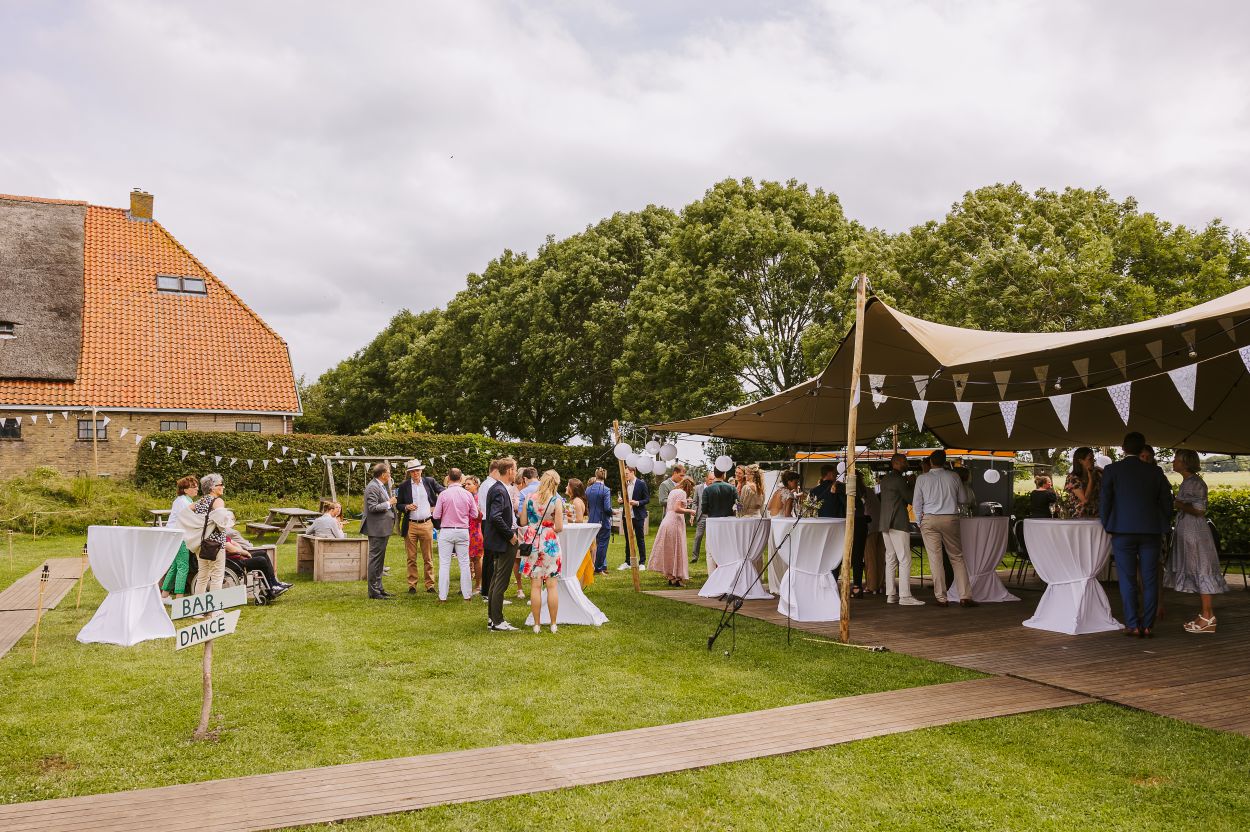 Bruiloftsdiner in een Friese tuin met slingers
