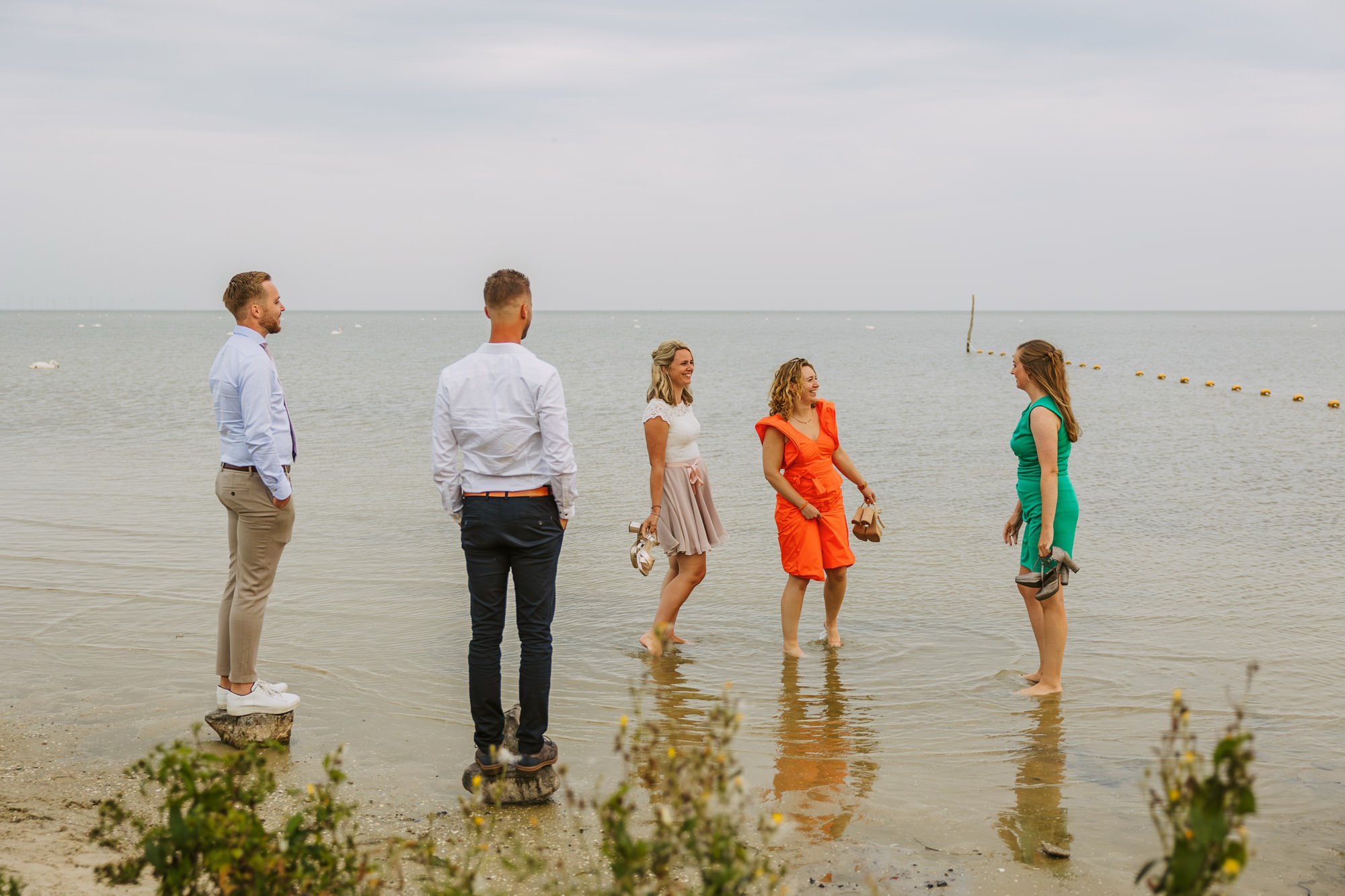 Bruidspaar met gasten bij een buitenbruiloft nabij Drachten