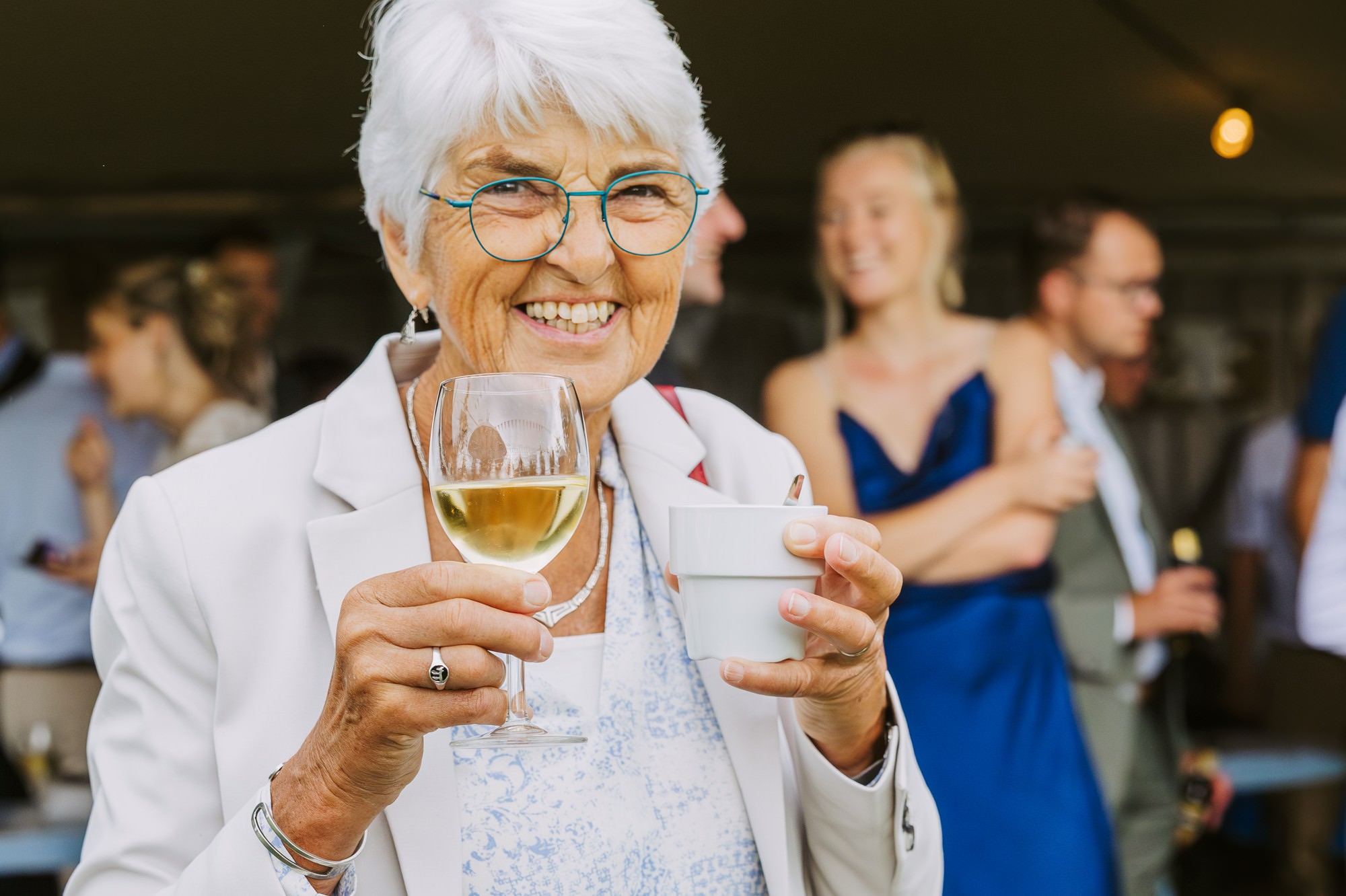 Feestmoment tijdens de bruiloft van Bruiloft bij It Flinkeboskje